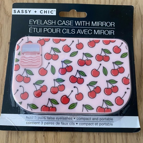 🆕 Sassy and Chic portable eyelash holder with Mirror🆕 - Picture 1 of 3